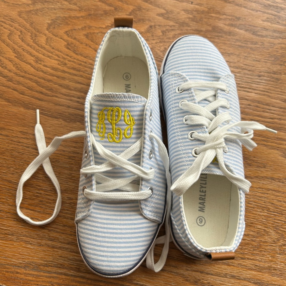 Canvas sneakers size 6